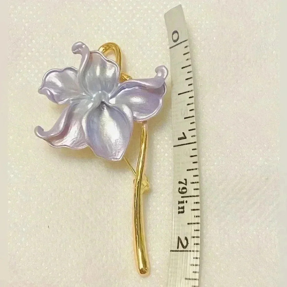 Cute 💐 Iris  Flower 💐 Brooch - Picture 4 of 4